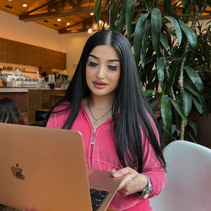 Meet your Posher, Adriana